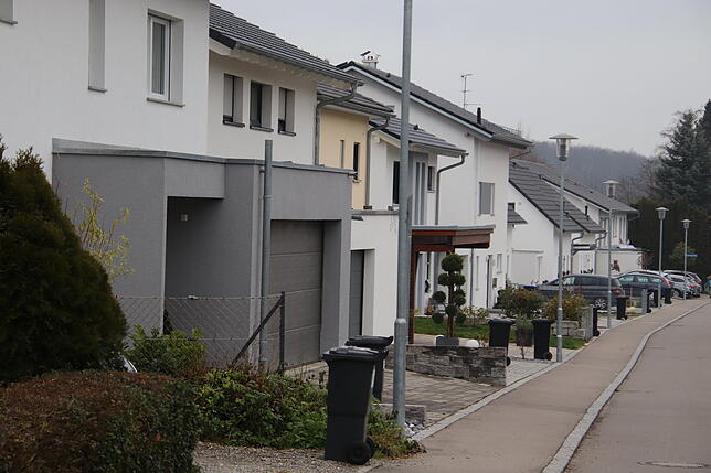 Eine typische Häuserreihe im Wohngebiet von Bermatingen.