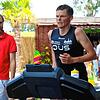 Langstreckenläufer Benedikt Hoffmann auf dem Laufband, auf dem er einen Weltrekord über die Marathon-Distanz bei permanenter ...