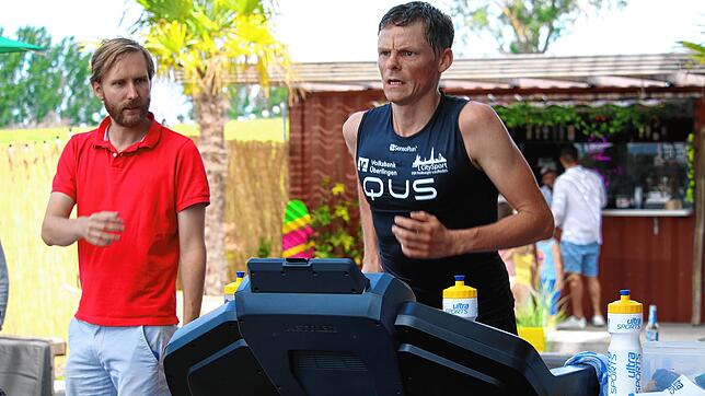 Langstreckenläufer Benedikt Hoffmann auf dem Laufband, auf dem er einen Weltrekord über die Marathon-Distanz bei permanenter ...