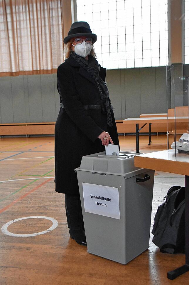 Sabine-Hartmann-Müller (CDU) gab ihre Stimme im Wahllokal in der Scheffelhalle in Rheinfelden-Herten ab.