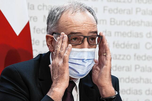 Bundespräsident Guy Parmelin spricht bei einer Pressekonferenz über das Rahmenabkommen mit der EU. Nach sieben Jahren beendet die ...