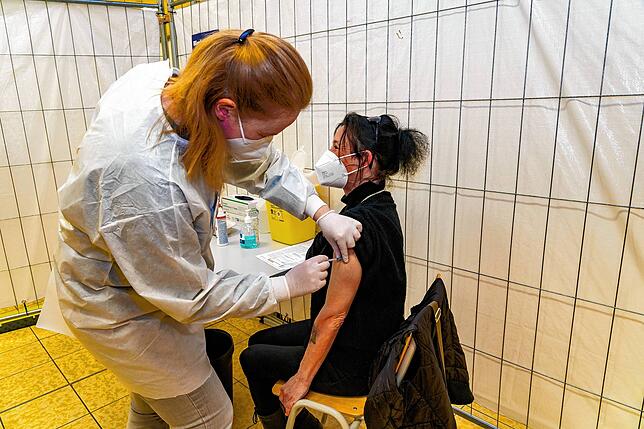 Melanie Rombach verabreicht am 5. März Yvonne Hauser ihre erste Impfung mit dem neuen Impfstoff Novavax.
