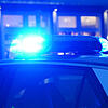 Ein Streifenwagen der Polizei steht mit eingeschaltetem Blaulicht an einem Einsatzort.