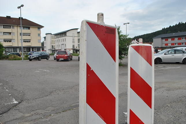 Der Parkplatz am Sulzerring fällt weg, an dieser Stelle entsteht das Klettgau-Carree mit Tiefgarage.