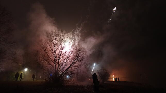 Mit Böllern, Raketen und Wunderkerzen wurde an der östlichen Uferstraße der Beginn des neuen Jahres gefeiert.