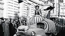 So sah der große Umzug durch Konstanz am Fasnachtssonntag 1950 aus. An der Spitze der Schneckenbürgler fuhr das Wappentier mit der ...