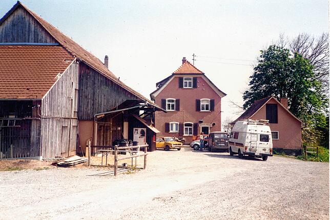 Das damalige Wirtshaus am Gehrenberg (im Hintergrund) mit dem Theaterstadel im Jahr 1986. Heute ist das Wirtshausgebäude umgebaut und ...
