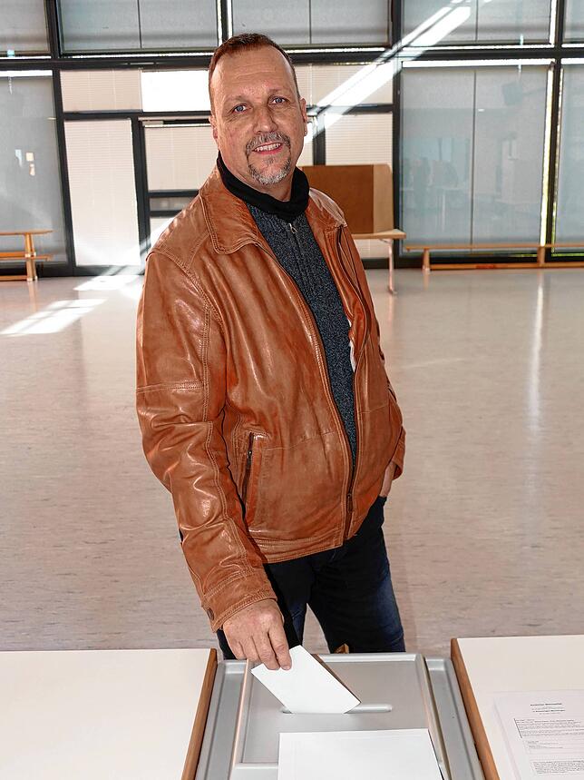 Auch Herausforderer Peter Brütsch hat seine Stimme persönlich in einem Wahllokal in Rielasingen-Worblingen abgegeben.