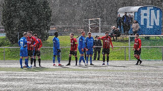 Mal Regen, Sonnenschein: So lässt sich auch das Spiel zwischen dem FC Neustadt und dem FC Königsfeld beschreiben. Beide Teams hatten ...