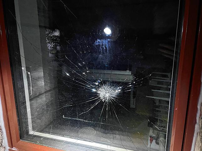 Auch das Fenster des Schulhauses in Spreitenbach wurde eingeworfen.