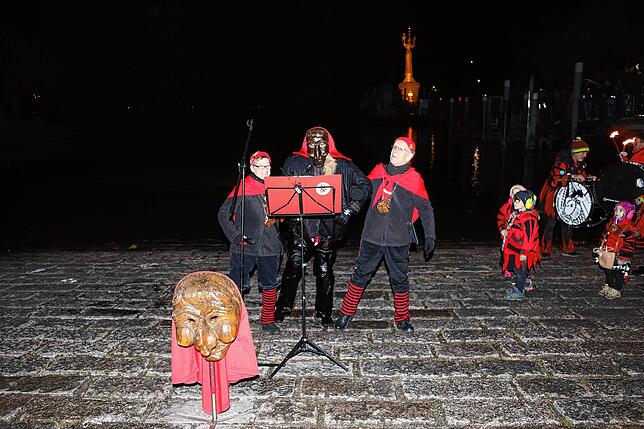 Bild 32: Dem Wasser entstiegen &ndash; Seegeister starten in die Fasnacht. Alle Foto gibt es hier