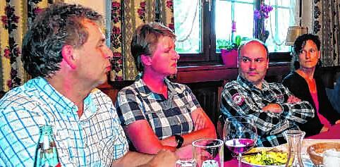 Karl Knecht (links) wirbt 2014 in Kleinherrischwand für Bürgerwindräder im Hotzenwald. Bisher hat er seine Idee nicht verwirklichen können.