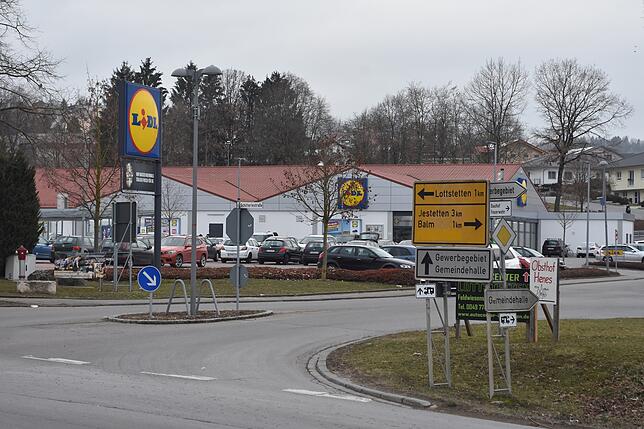 Auch in Lottstetten haben sich zahlreiche Discounter angesiedelt. Am Ortseingang entstand in den letzten Jahren ein großer Einkaufspark.