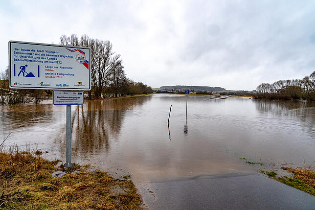 Die Einfahrt zum neu angelegten Radweg nach Marbach ist ebenfalls überflutet.