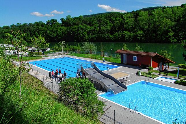 In unmittelbarer Nachbarschaft zum Grenzfluss Rhein ist das Hohentengenener Schwimmbad gelegen, das bei Einheimischen und Feriengästen ...