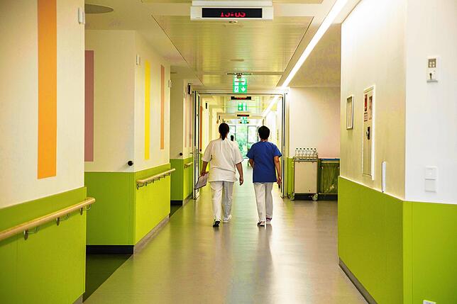 Mitarbeiterinnen des Kreisklinikums Tuttlingen laufen durch einen Flur. Derzeit müssen hier 20 Covid-Patienten stationär behandelt ...