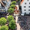 Blick auf den Gottesdienst von oben: Zahlreiche Besucher haben sich auf dem Marktplatz eingefunden.
