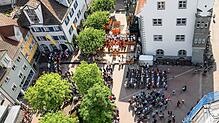 Blick auf den Gottesdienst von oben: Zahlreiche Besucher haben sich auf dem Marktplatz eingefunden.