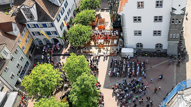 Blick auf den Gottesdienst von oben: Zahlreiche Besucher haben sich auf dem Marktplatz eingefunden.