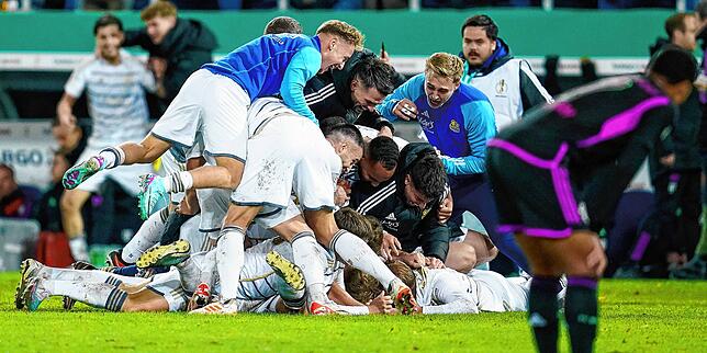 Der Jubel bei den Spielern des 1. FC Saarbrücken.