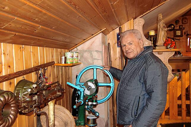 In seiner Oldie-Scheune hat Erwin Gaiser noch viele weitere Sammlerstücke, darunter eine handbetriebene Maschine zum Verschließen von ...