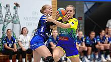 Die Allensbacherin Laura Strlek (rechts) kämpft mit Damaris Rheindt vom TSV Schwabmünchen (links) um den Ball.