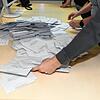 Auszählung: Am Sonntagabend sind die Wahlhelfer damit beschäftigt, Stimmzettel zu sortieren und die Stimmergebnisse auszuwerten.
