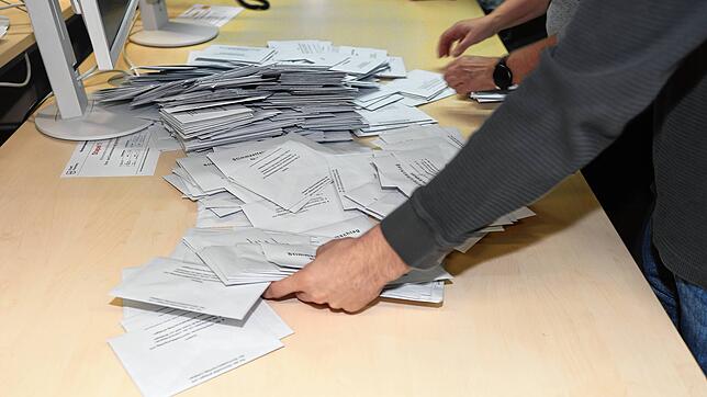 Auszählung: Am Sonntagabend sind die Wahlhelfer damit beschäftigt, Stimmzettel zu sortieren und die Stimmergebnisse auszuwerten.