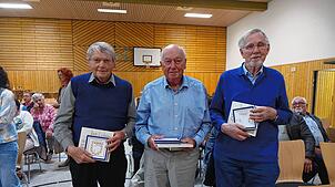 Hermann Maier (links), Hermann Hafner und Hubert Rösch werden für ihr Engagement für die Gemeinde Leibertingen geehrt.