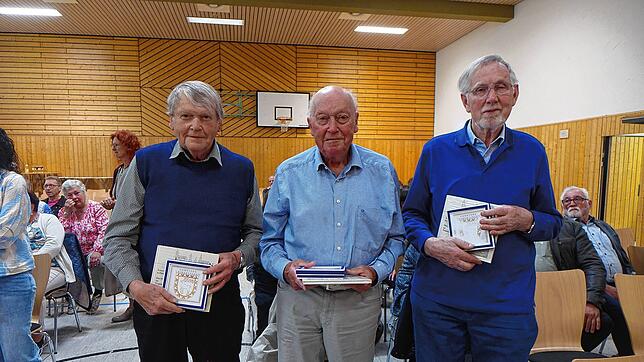 Hermann Maier (links), Hermann Hafner und Hubert Rösch werden für ihr Engagement für die Gemeinde Leibertingen geehrt.