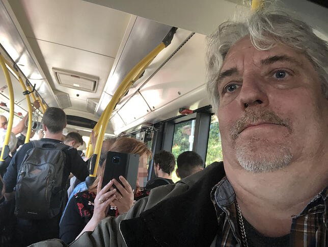Selbstversuch: Unser Reporter Michael Neubert im überfüllten Bus. Hier auf dem Weg von Bad Säckingen nach Albbruck.