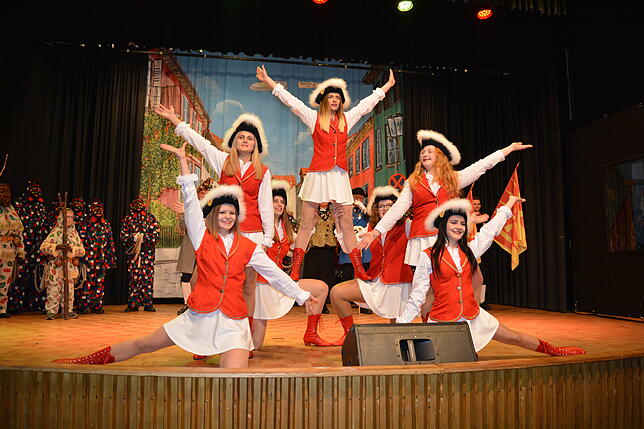 Die Garde der Historischen Narrenzunft Markdorf eröffneten den FUN-Ball mit ihrem traditionellen Gardentanz.