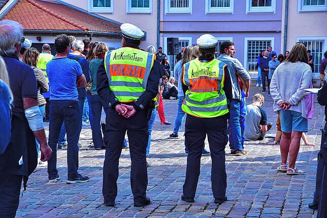 Die Polizei war mit zahlreichen Einsatzkräften vor Ort, um die Veranstaltung zu beobachten.