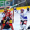 Bislang feierten die Wild Wings beim Magenta-Sport-Cup zwei Siege. Hier bejubeln die beiden Schwenninger Darin Olver (links) und Kapitän ...