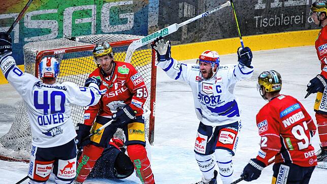 Bislang feierten die Wild Wings beim Magenta-Sport-Cup zwei Siege. Hier bejubeln die beiden Schwenninger Darin Olver (links) und Kapitän ...