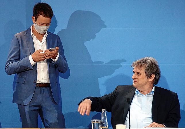 Michael Bohmeyer (links), Initiator des Vereins “Mein Grundeinkommen„, und Jürgen Schupp vom Deutschen Instituts für ...