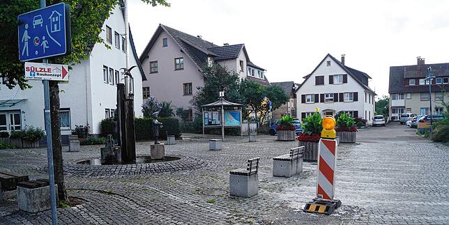Die Sitze und Blumenkübel auf dem Dingelsdorfer Dorfplatz werden für das Herbstfest weggeräumt. Spuren einer Baustelle sind immer noch ...