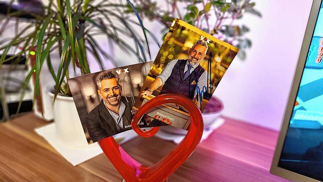 Die Autogrammkarten von TV-Koch und Datingshow-Moderator Roland Trettl haben bei Stefan Dörflinger einen Ehrenplatz bekommen.