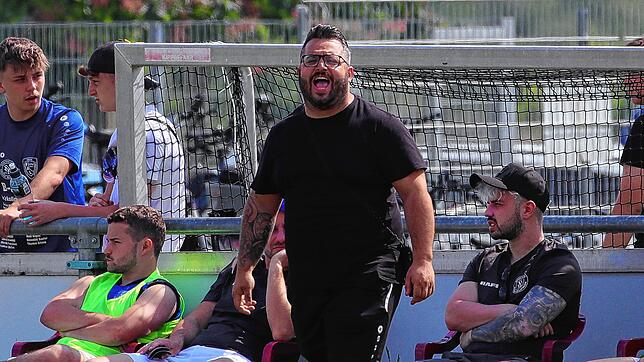 Trainer Natale Maione und die Spfr Owingen-Billafingen schlagen Vizemeister ESV Südstern Singen, das ändert am Abstieg aber nichts mehr.