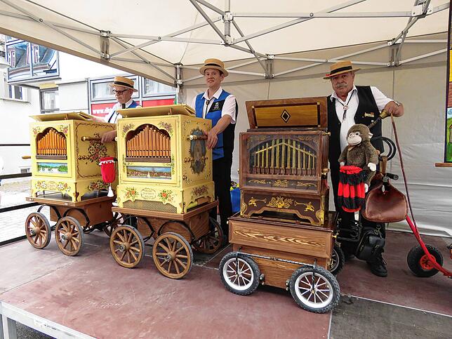 Bild 15: Geisinger in Partylaune: Straßenfest lockt tausende Besucher an