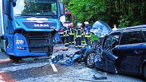 Bei diesem Frontalzusammenstoß zwischen einem Lastwagen und einem Auto starb der Autofahrer.