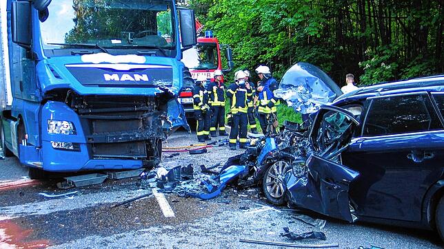 Bei diesem Frontalzusammenstoß zwischen einem Lastwagen und einem Auto starb der Autofahrer.