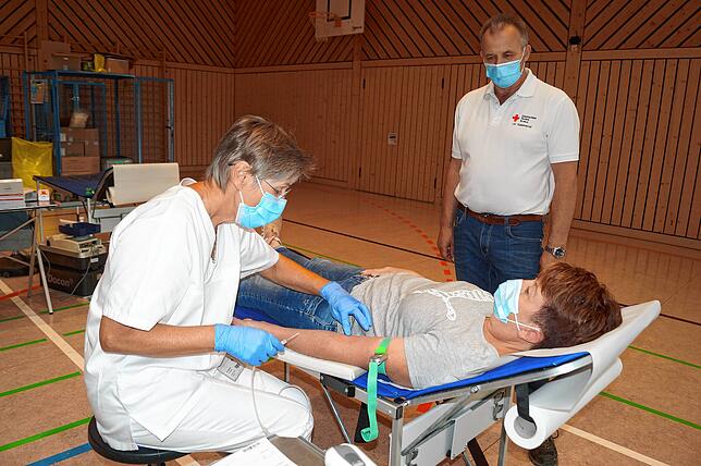 Blutspende in der Graf-Burchard-Halle in Frickingen. Krankenschwester Marianne Hertrich (links) bereitete die Blutentnahme bei Simone ...