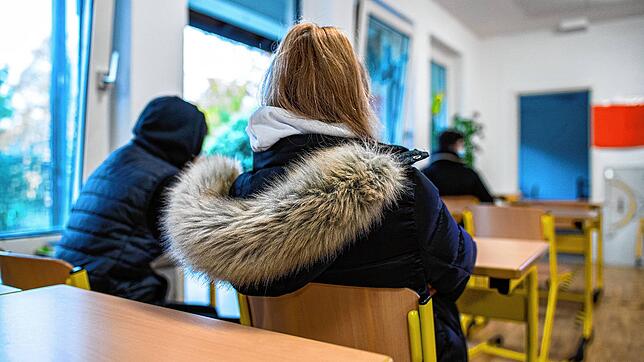 Für Schüler heißt es in den kommenden Monaten, sich warm anzuziehen. Denn wo es keine Lüftungsanlagen gibt, ist die Nachrüstung kaum ...