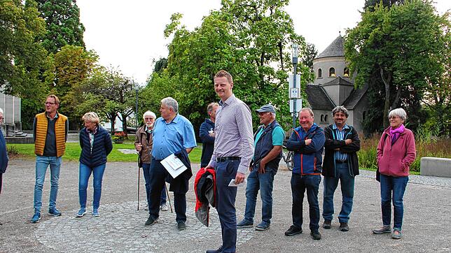 Start von Simon Grögers Zuhörtour in Möggingen auf dem Dorfplatz.