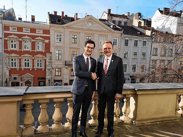 Ein Bild aus friedlicheren Tagen: Freiburgs Oberbürgermeister Martin Horn 2019 beim Besuch in Lwiw mit seinem Amtskollegen Andrij ...