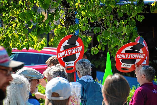 Nicht nur Schüler nehmen am Klimastreik in Villingen teil. Auch viele Erwachsene beteiligen sich mit Schildern und Transparenten. Hier ...