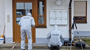 Spurensicherung am Tag nach der Familientragödie in Lienheim mit drei Toten: Der mutmaßliche Täter ist mittlerweile in der Psychiatrie ...