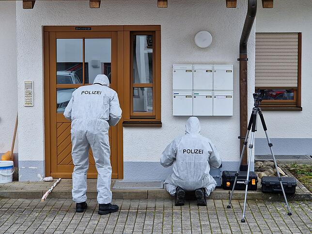 Spurensicherung am Tag nach der Familientragödie in Lienheim mit drei Toten: Der mutmaßliche Täter ist mittlerweile in der Psychiatrie ...