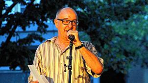 Rolf Suter moderiert und führt durch den Poetry-Slam-Abend. Foto: Kultschüür